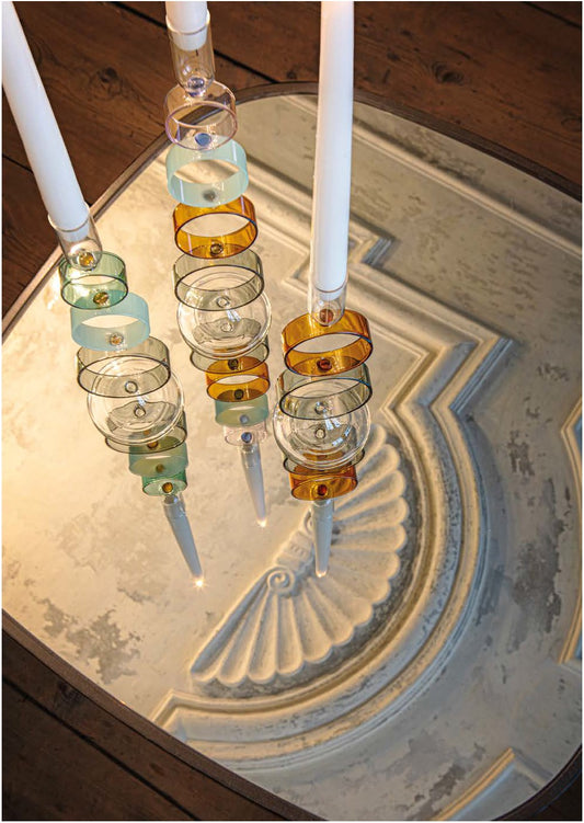 Crea un'atmosfera di classe e raffinatezza nella tua casa con il portacandela della collezione  "Cerchiando" di Rituali Domestici. Realizzato in vetro borosilicato, questo portacandela aggiunge un tocco di eleganza e resistenza al tuo spazio. Dimensioni: Ø 8 x 28 h cm. In negozio e online su tuttochic.live 