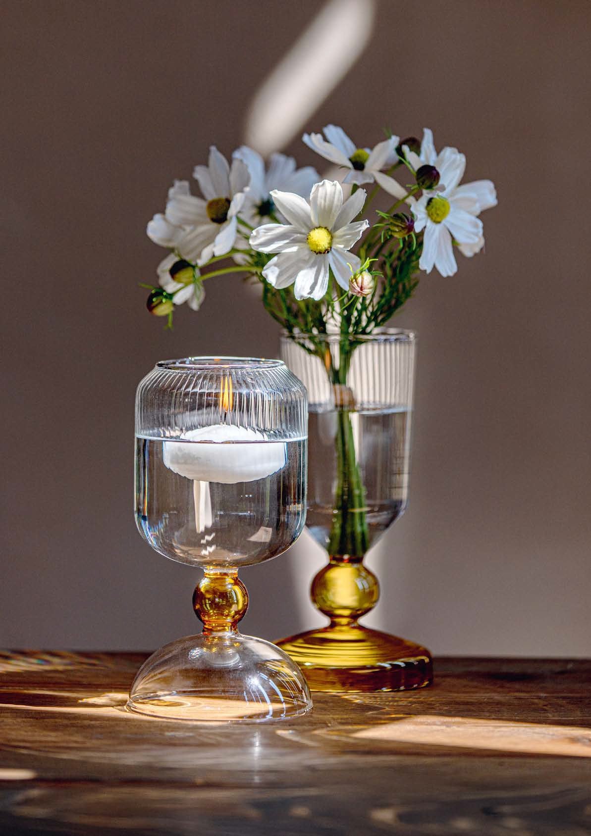 Vaso base ambra è un elegante e raffinato pezzo di design realizzato in vetro borosilicato.  Dimensioni: cm Ø 10,5 x 20 h. In negozio e online su tuttochic.live
