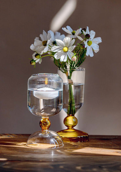 Vaso base ambra è un elegante e raffinato pezzo di design realizzato in vetro borosilicato.  Dimensioni: cm Ø 10,5 x 20 h. In negozio e online su tuttochic.live