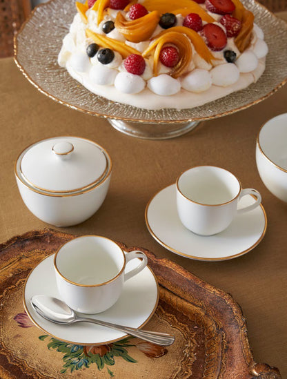 Una coppetta di porcellana decorata con filo color oro, per un tocco di eleganza e raffinatezza. Il set da 6 pezzi è perfetto per servire i tuoi ospiti con stile e classe. Aggiungi un tocco di maestosità alla tua tavola con questa pregiata coppetta MAESTÀ. Dimensioni: Ø 12 x 6,5 h. In negozio e online su tuttochic.live
