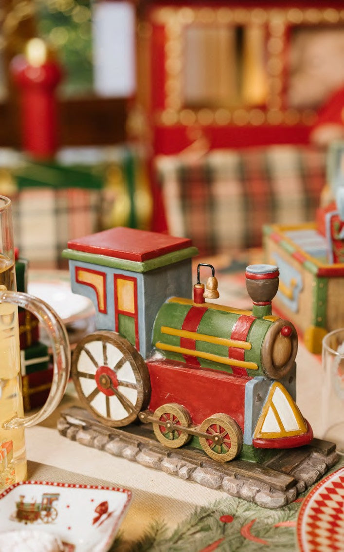 Locomotiva natalizia in resina colorata con luci LED e musica, scritta North Pole, collezione Vintage Toys Nuvole di Stoffa, Tutto Chic.