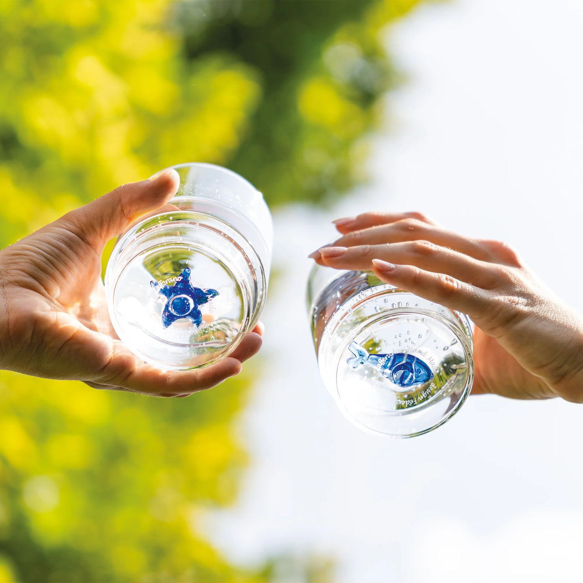 Il set Teca Mare è composto da 6 bicchieri contenenti sei diversi decori a tema “marino”, di colore bianco/blu: la stella di mare, il riccio di mare, il corallo, la sardina, il pesce palla e il pesce bicolore, tutti realizzati a mano. Dimensioni: Ø 8x h 10,5 cm - 35 cl. In negozio e online su tuttochic.live