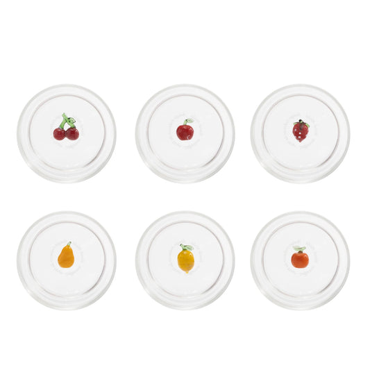 Il set Teca Frutta è composto da sei bicchieri contenenti decori realizzati a mano che raffigurano diversi frutti colorati: arancia, limone, mela, ciliegie, pera, fragola. Dimensioni: Ø 8x h 10,5 cm - 35 cl. In negozio e online su tuttochic.live