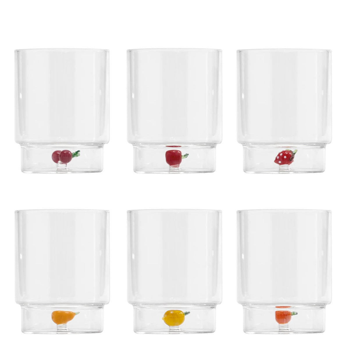 Il set Teca Frutta è composto da sei bicchieri contenenti decori realizzati a mano che raffigurano diversi frutti colorati: arancia, limone, mela, ciliegie, pera, fragola. Dimensioni: Ø 8x h 10,5 cm - 35 cl. In negozio e online su tuttochic.live