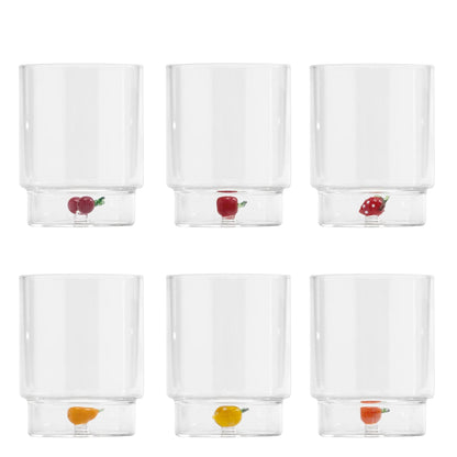 Il set Teca Frutta è composto da sei bicchieri contenenti decori realizzati a mano che raffigurano diversi frutti colorati: arancia, limone, mela, ciliegie, pera, fragola. Dimensioni: Ø 8x h 10,5 cm - 35 cl. In negozio e online su tuttochic.live