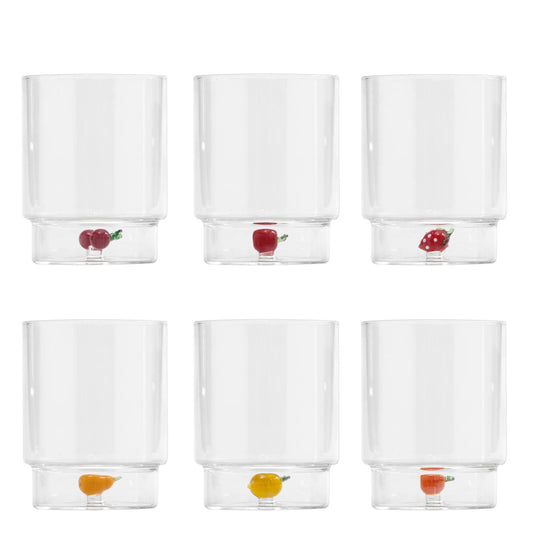 Il set Teca Frutta è composto da sei bicchieri contenenti decori realizzati a mano che raffigurano diversi frutti colorati: arancia, limone, mela, ciliegie, pera, fragola. Dimensioni: Ø 8x h 10,5 cm - 35 cl. In negozio e online su tuttochic.live