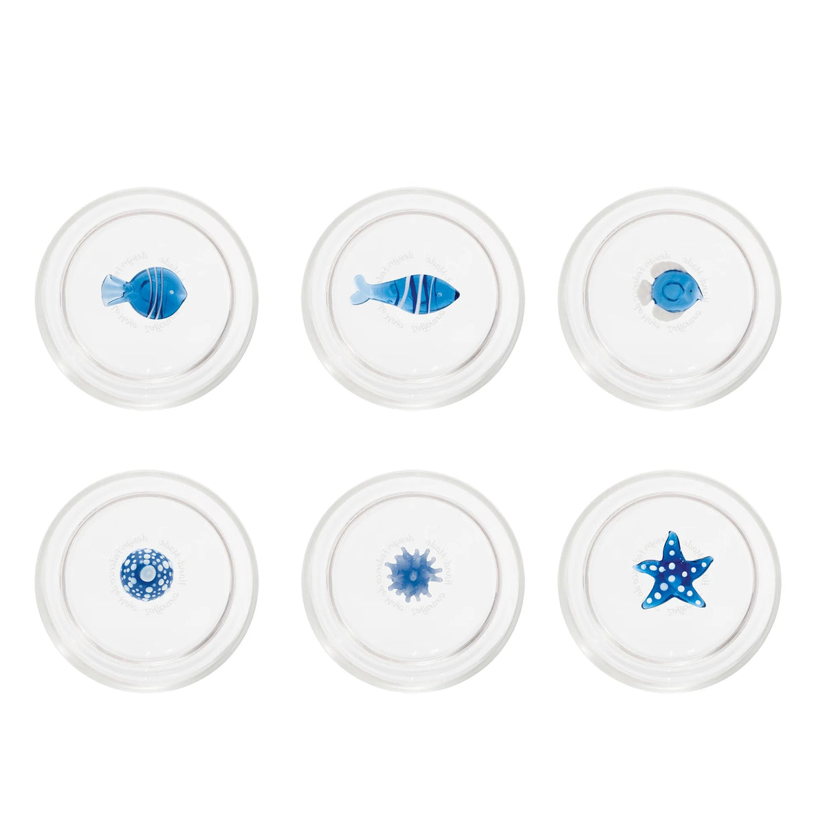 Il set Teca Mare è composto da 6 bicchieri contenenti sei diversi decori a tema “marino”, di colore bianco/blu: la stella di mare, il riccio di mare, il corallo, la sardina, il pesce palla e il pesce bicolore, tutti realizzati a mano. Dimensioni: Ø 8x h 10,5 cm - 35 cl. In negozio e online su tuttochic.live