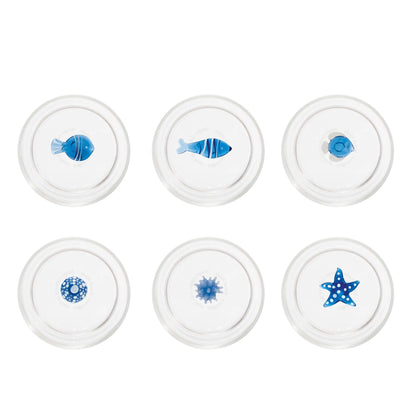 Il set Teca Mare è composto da 6 bicchieri contenenti sei diversi decori a tema “marino”, di colore bianco/blu: la stella di mare, il riccio di mare, il corallo, la sardina, il pesce palla e il pesce bicolore, tutti realizzati a mano. Dimensioni: Ø 8x h 10,5 cm - 35 cl. In negozio e online su tuttochic.live
