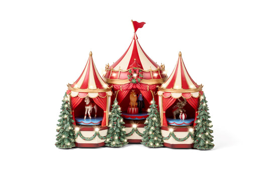Grande carillon natalizio a forma di circo vintage a tre cupole rosse e panna in resina, con personaggi animati di leone, cavallo ed elefante, decorato con alberi di pino e illuminato da tantissime luci LED calde, collezione Velvet Luxury Nuvole di Stoffa, Tutto Chic.