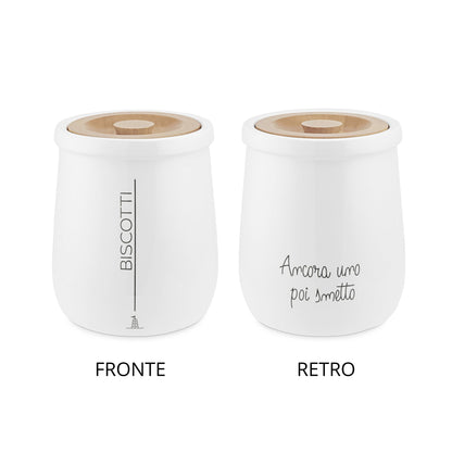 Biscottiera tonda in porcellana bianca decorata con coperchio ermetico in legno chiaro. Dimensioni: cm Ø 16 x h 19 - capacità 2,5 litri. In negozio e online su tuttochic.live
