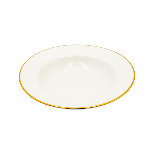 Set di 6 piatti fondi con falda Ø 23 cm Questi piatti MAESTÀ, confezionati in 6 pezzi, sono realizzati in porcellana satinata con un filo d'oro. Un'elegante aggiunta alla vostra tavola, i piatti offrono un tocco di lusso e raffinatezza grazie al loro design e ai materiali di qualità. In negozio e online su tuttochic.live