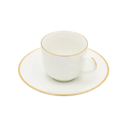 Set di 6 tazzine caffè con piattino in porcellana bianca con filo oro. Esalta il tuo caffè con l'eleganza e lo stile di MAESTÀ. Questo set di tazzine con piattino è realizzato in porcellana satin con un filo d'oro, aggiungendo un tocco di lusso alla tua pausa caffè. In negozio e online su tuttochic.live