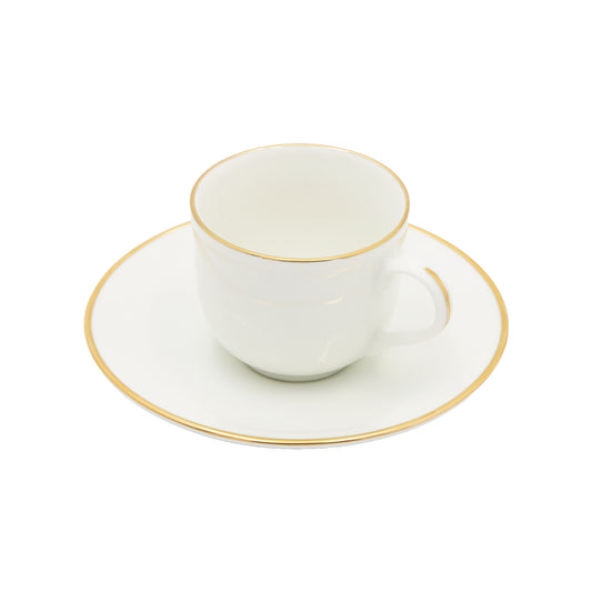 Set di 6 tazzine caffè con piattino in porcellana bianca con filo oro. Esalta il tuo caffè con l'eleganza e lo stile di MAESTÀ. Questo set di tazzine con piattino è realizzato in porcellana satin con un filo d'oro, aggiungendo un tocco di lusso alla tua pausa caffè. In negozio e online su tuttochic.live