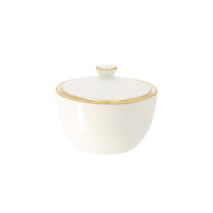Elegante e lussuosa, la Zuccheriera MAESTÀ è realizzata in pregiata porcellana satin, decorata con un filo color oro. Un complemento perfetto per una tavola raffinata e un tocco di classe per ogni occasione. Dimensioni con coperchio: cm 10 x 8 h - 230 ml. In negozio e online su tuttochic.live