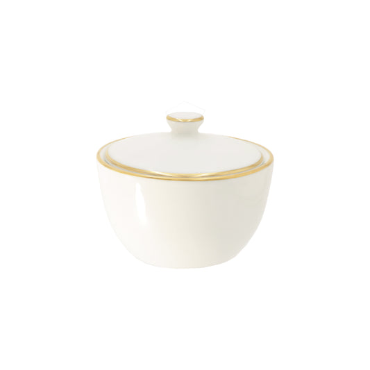 Elegante e lussuosa, la Zuccheriera MAESTÀ è realizzata in pregiata porcellana satin, decorata con un filo color oro. Un complemento perfetto per una tavola raffinata e un tocco di classe per ogni occasione. Dimensioni con coperchio: cm 10 x 8 h - 230 ml. In negozio e online su tuttochic.live