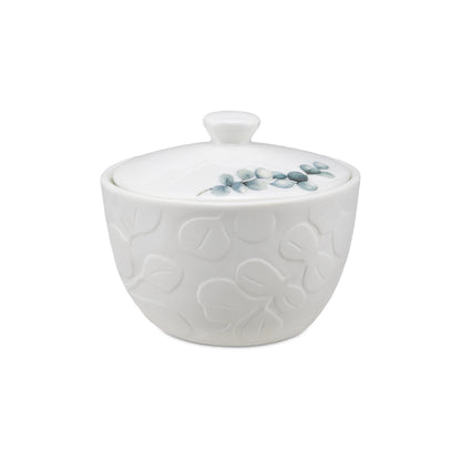 La Zuccheriera Sempreverde unisce l’eleganza raffinata della satin porcelain alla delicatezza naturale di un decoro a rilievo Dimensioni totali : Ø cm 10 x h 8 - 240 ml. In negozio e online su tuttochic.live 
