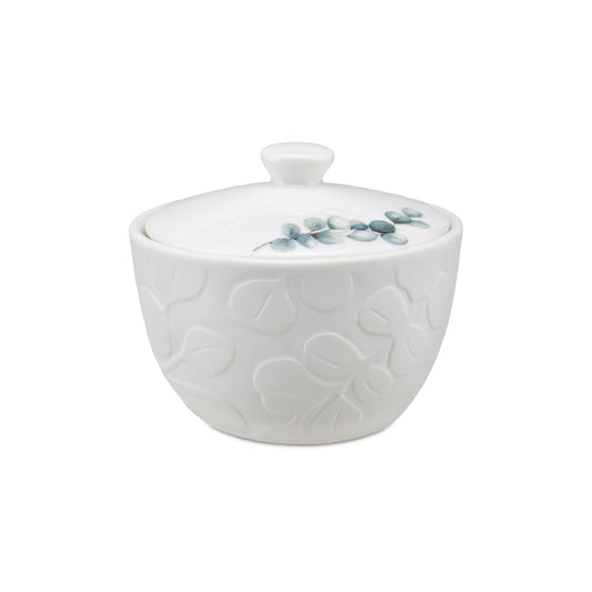 La Zuccheriera Sempreverde unisce l’eleganza raffinata della satin porcelain alla delicatezza naturale di un decoro a rilievo Dimensioni totali : Ø cm 10 x h 8 - 240 ml. In negozio e online su tuttochic.live 