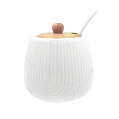 La zuccheriera "INTAVOLA" è realizzata in elegante porcellana con un pratico coperchio in legno chiaro. Con cucchiaino Capacità: 250 ml - dimensioni: cm 8 x h 9. In negozio e online su tuttochic.live