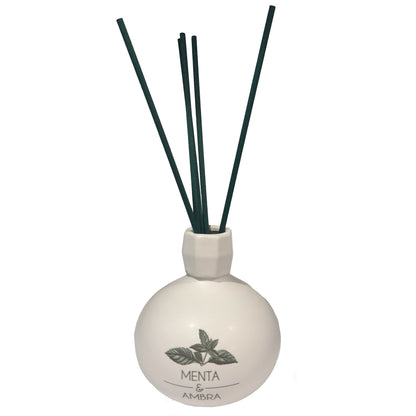 Diffusore di profumo per ambiente Menta e Ambra in porcellana bianca decorata con bastoncini. Capacità: 120 ml. In negozio e online su tuttochic.live