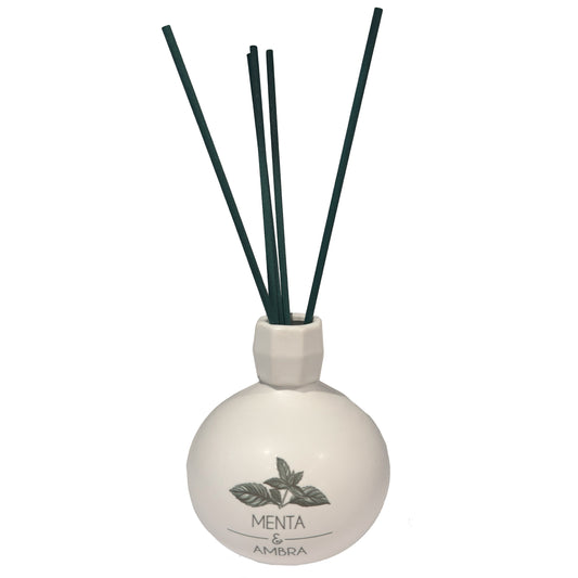 Diffusore di profumo per ambiente Menta e Ambra in porcellana bianca decorata con bastoncini. Capacità: 120 ml. In negozio e online su tuttochic.live