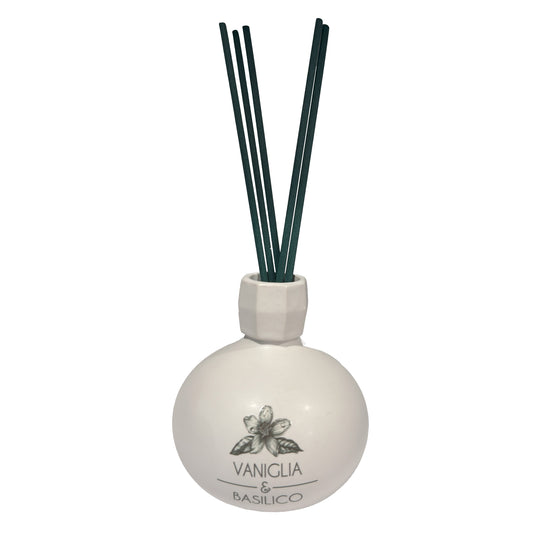 Diffusore di profumo per ambiente Vaniglia e Basilico in porcellana bianca decorata con bastoncini. Capacità: 120 ml. In negozio e online su tuttochic.live