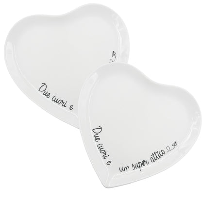 2 piattini a forma di cuore per alimenti in porcellana bianca decorata. Dimensioni singolo pezzo: cm Ø 17 x h 1,5. In negozio e online su tuttochic.live