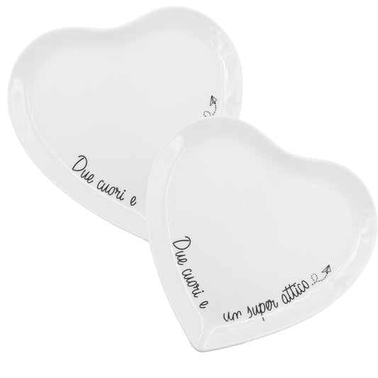 2 piattini a forma di cuore per alimenti in porcellana bianca decorata. Dimensioni singolo pezzo: cm Ø 17 x h 1,5. In negozio e online su tuttochic.live