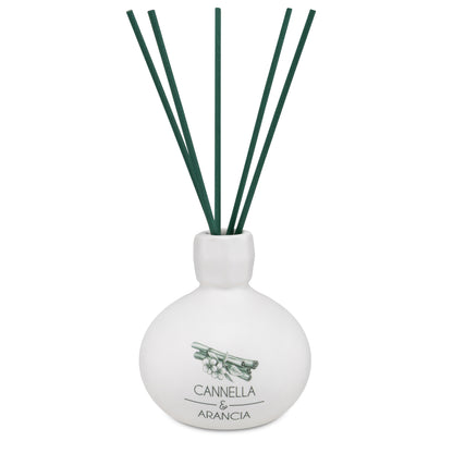 Diffusore di profumo per ambiente Cannella e Arancia in porcellana bianca decorata con bastoncini. Capacità: 120 ml. In negozio e online su tuttochic.live