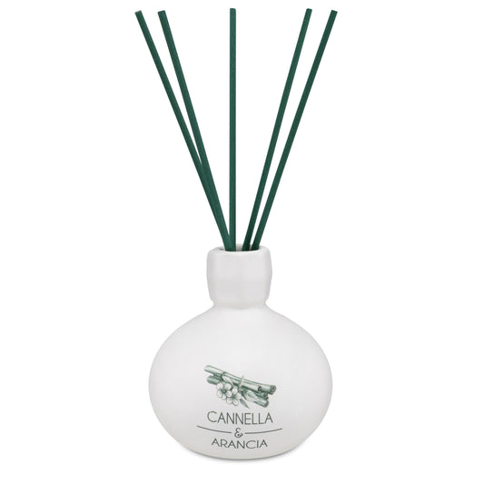 Diffusore di profumo per ambiente Cannella e Arancia in porcellana bianca decorata con bastoncini. Capacità: 120 ml. In negozio e online su tuttochic.live