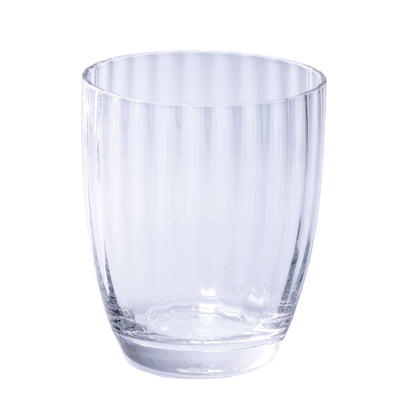 Esalta la tua esperienza di bere con questo elegante set di bicchieri Prismia. Ogni pezzo è realizzato con maestria in vetro soffiato. Con la sua forma prismatica unica, ogni sorso diventa un'esperienza lussuosa Capacità: 310 ml Dimensioni: cm 8,5 x 10,5 h Lavabile in lavastoviglie. In negozio e online su tuttochic.live 