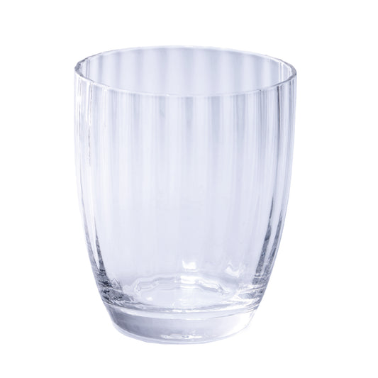 Esalta la tua esperienza di bere con questo elegante set di bicchieri Prismia. Ogni pezzo è realizzato con maestria in vetro soffiato. Con la sua forma prismatica unica, ogni sorso diventa un'esperienza lussuosa Capacità: 310 ml Dimensioni: cm 8,5 x 10,5 h Lavabile in lavastoviglie. In negozio e online su tuttochic.live 