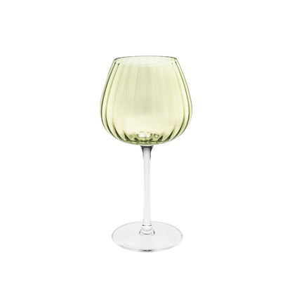 Rendete unica ogni occasione con il set di calici trasparenti della collezione Prismia di Rose & Tulipani. Realizzati in pregiato vetro soffiato e arricchiti da un delicato colore verde trasparente. Capacità: 460 ml - Dimensioni: cm 10 x 20 h. In negozio e online su tuttochic.live 