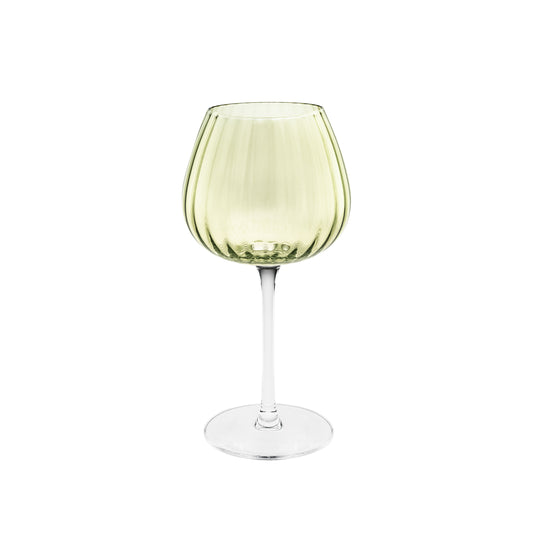 Rendete unica ogni occasione con il set di calici trasparenti della collezione Prismia di Rose & Tulipani. Realizzati in pregiato vetro soffiato e arricchiti da un delicato colore verde trasparente. Capacità: 460 ml - Dimensioni: cm 10 x 20 h. In negozio e online su tuttochic.live 