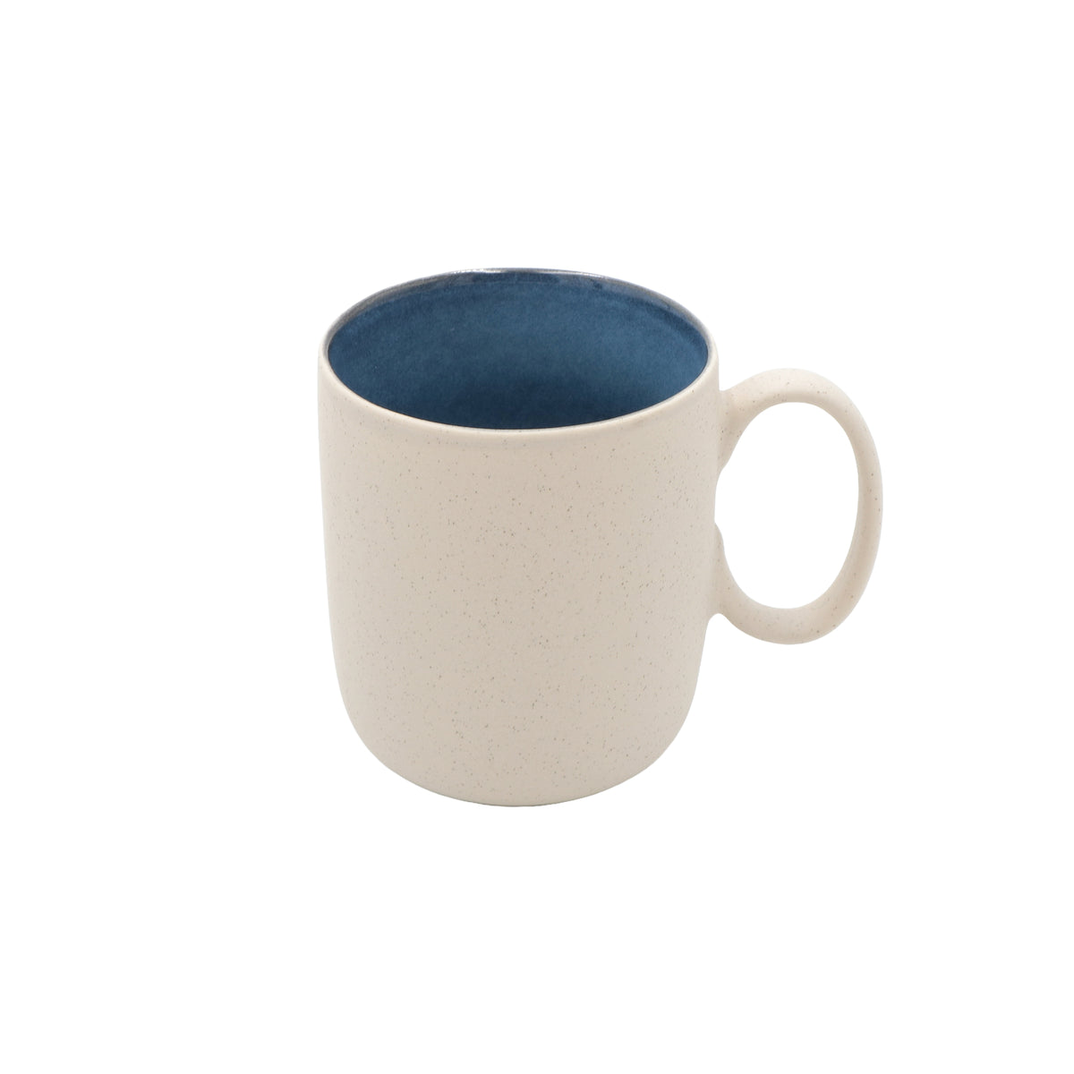 Esalta il tuo caffè con la Mug Arpeggio Blu! Realizzata in gres porcellanato Capacità: 400 ml. In negozio e online su tuttochic.live
