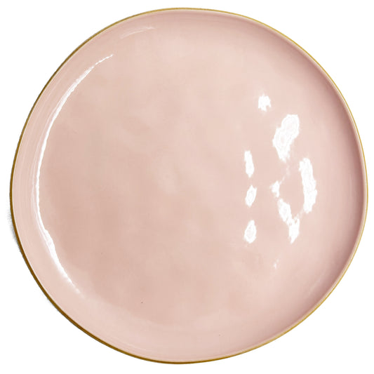 Piatto piano di colore rosa cipria della linea Concerto. Linea CONCERTO Dimensioni: Ø 27 cm Lavabile in lavastoviglie. In negozio e online su tuttochic.live