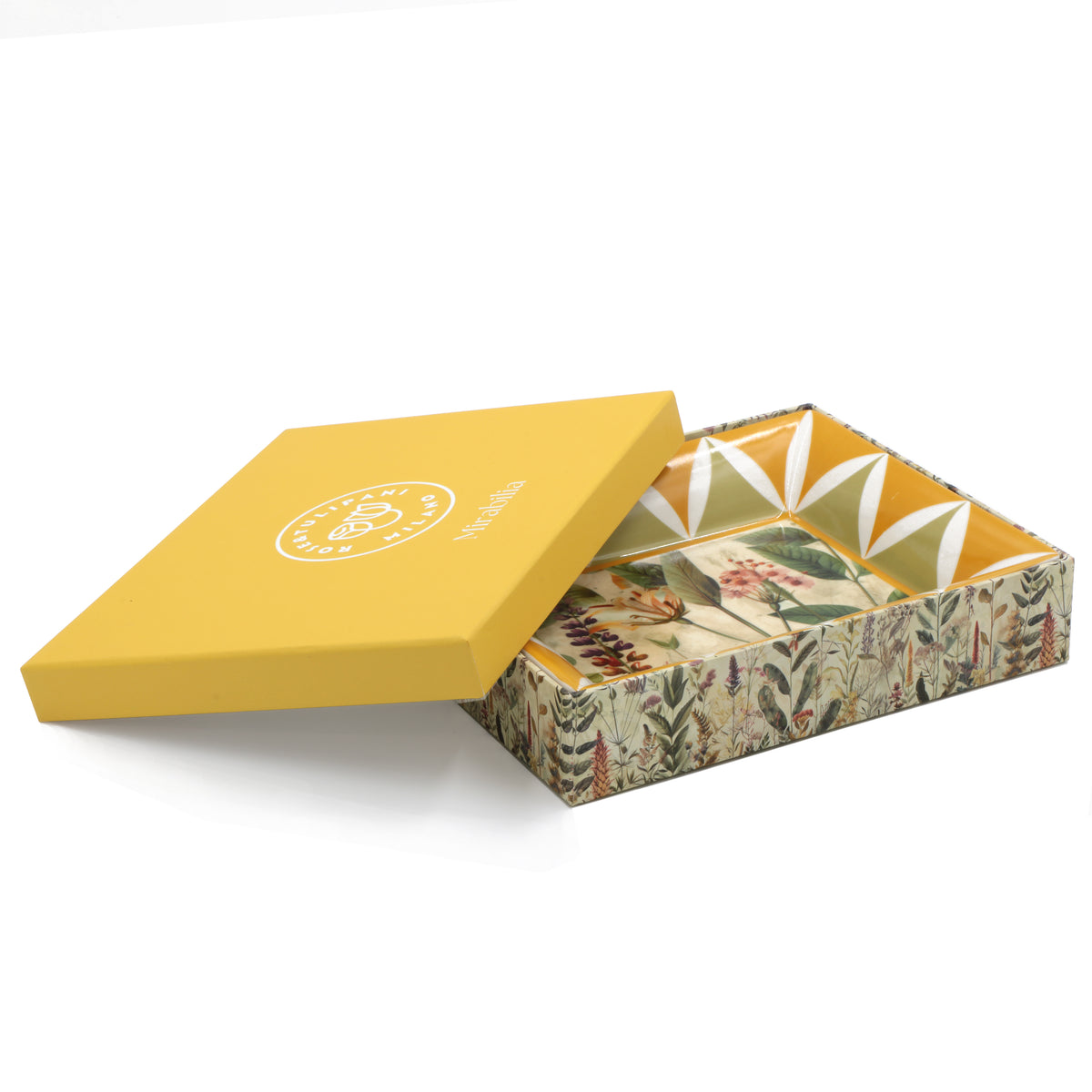 Eleva il tuo spazio con l'elegante svuotatasche MIRABILIA in porcellana decorata. Dimensioni: cm 16 x 19,5 x h 3,5. In negozio e online su tuttochic.live