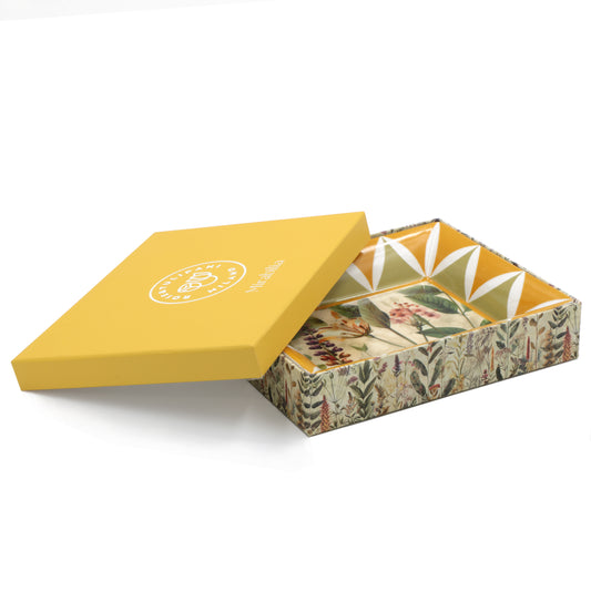 Eleva il tuo spazio con l'elegante svuotatasche MIRABILIA in porcellana decorata. Dimensioni: cm 16 x 19,5 x h 3,5. In negozio e online su tuttochic.live