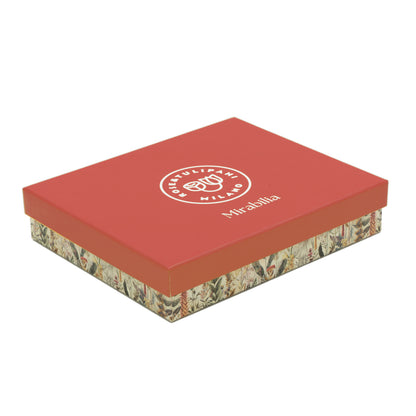 Eleva il tuo spazio con l'elegante svuotatasche MIRABILIA in porcellana decorata. Dimensioni: cm 16 x 19,5 x h 3,5. In negozio e online su tuttochic.live