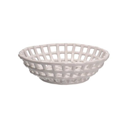 Centrotavola rotondo in porcellana fatto a mano di colore bianco. "Collezione Catturata" di Rituali domestici Dimensioni: Ø 29,5 x 9 h cm. In negozio e online su tuttochic.live