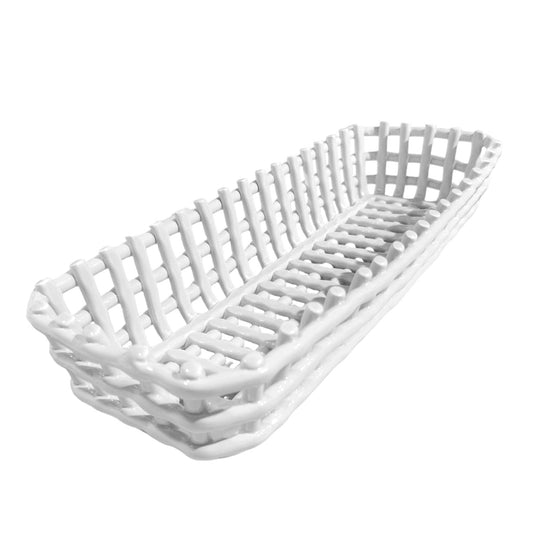 Cestino in porcellana fatto a mano di colore bianco. "Collezione Catturata" di Rituali domestici Dimensioni: 40 x 12 x 8 h cm. In negozio e online su tuttochic.live