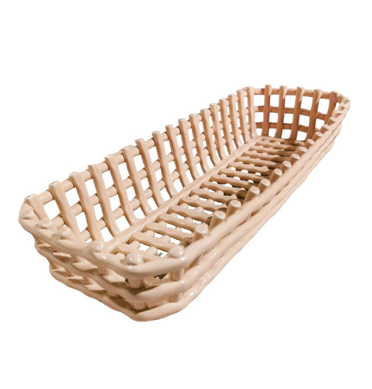 Cestino in porcellana fatto a mano di colore nocciola. "Collezione Catturata" di Rituali domestici Dimensioni: 40 x 12 x 8 h cm. In negozio e online su tuttochic.live