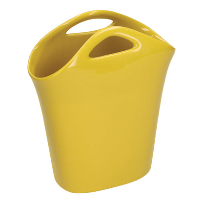 Vaso a forma di borsa in gres dai colori pastello che si abbinano facilmente ad ogni ambiente. Dimensioni: cm 19 x 8.5 x 23 h. In negozio e online su tuttochic.live