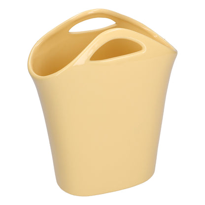 Vaso a forma di borsa in gres dai colori pastello che si abbinano facilmente ad ogni ambiente. Dimensioni: cm 19 x 8.5 x 23 h. In negozio e online su tuttochic.live