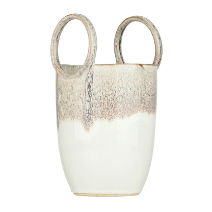 Cachepot in ceramica lavorato con smalto reattivo di colore sabbia. Dimensioni: 14 x 14 x 26 h La collezione Reagisco, in smalto reattivo, si esprime attraverso incontri di colore che ricordano creature, borsette e forme lasciando alla fantasia definire l’oggetto da portare in casa. In negozio e online su tuttochic.live