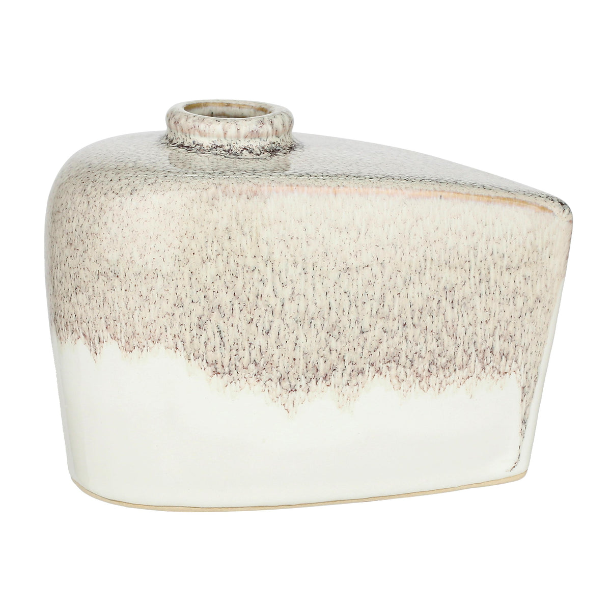 Vaso monofiore in ceramica lavorato con smalto reattivo di colore sabbia. Dimensioni: cm 14.5 x 9 x 11 h La collezione Reagisco si esprime attraverso incontri di colore che ricordano creature, borsette e forme lasciando alla fantasia definire l’oggetto da portare in casa. In negozio e online su tuttochic.live