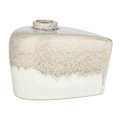 Vaso monofiore in ceramica lavorato con smalto reattivo di colore sabbia. Dimensioni: cm 14.5 x 9 x 11 h La collezione Reagisco si esprime attraverso incontri di colore che ricordano creature, borsette e forme lasciando alla fantasia definire l’oggetto da portare in casa. In negozio e online su tuttochic.live