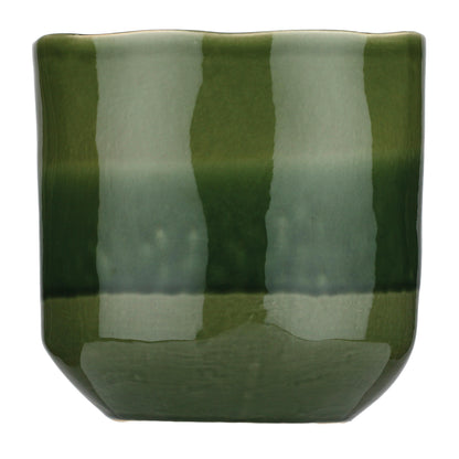Cachepot in gres decorato con smalto craquelè di colore verde sono pronte a ospitare piante e fiori, per rispondere a un gusto sobrio ed elegante. In negozio e online su tuttochic.live
