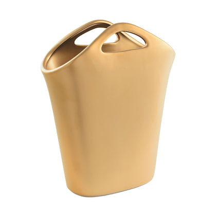 Esibisci il tuo gusto raffinato con il Vaso Borsa color oro opaco della collezione "LEGRAZIOSE" di Rituali Domestici . Realizzato in gres, questo vaso portafiori aggiunge un tocco di eleganza a qualsiasi ambiente. Dimensioni: cm 19 x 8.5 x 23 h. In negozio e online su tuttochic.live