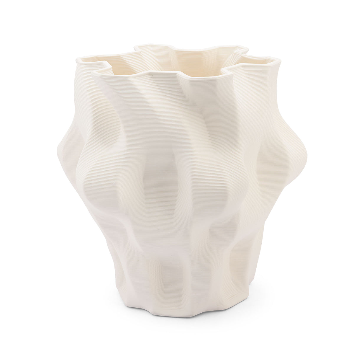 Esalta la tua casa con il Vaso Origami M della collezione "Trama" di Rituali Domestici. Realizzato con una stampante 3D, questo vaso decorativo in porcellana è un'opera d'arte moderna e unica. Dimensioni: Ø 23.5 x 20.5 h cm. In negozio e online su tuttochic.live