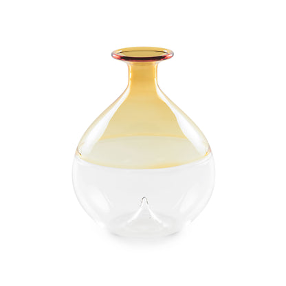 Delicato ed esclusivo, il Vaso monofiore giallo cm 14  della collezione "Ametà" di Rituali Domestici è realizzato in pregiato vetro soffiato borosilicato. Con la sua eleganza senza tempo, questo vaso aggiungerà un tocco di lusso e stile alla tua casa. Dimensioni: Ø 12 x 14.5 h cm. In negozio e online su tuttochic.live 